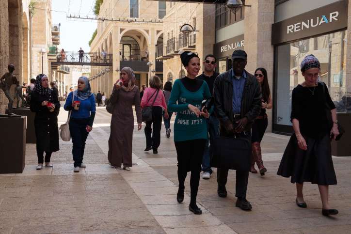 Orthodoxe Juden und arabische Frauen schlendern durch die Mamilla Einkaufsmeile in Jerusalem