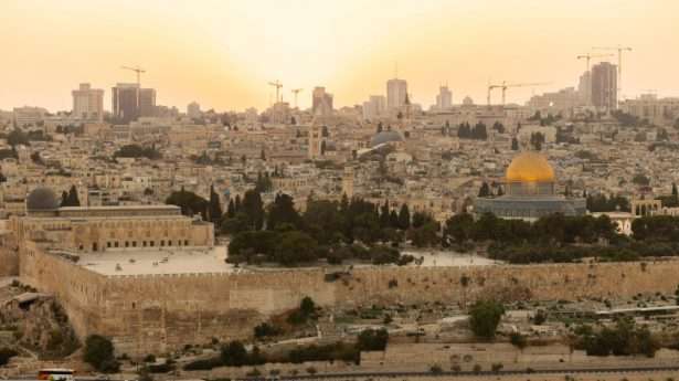Blick auf den Felsendom und den Tempelberg in der Jerusalemer Altstadt vom Ölberg-Observatorium aus