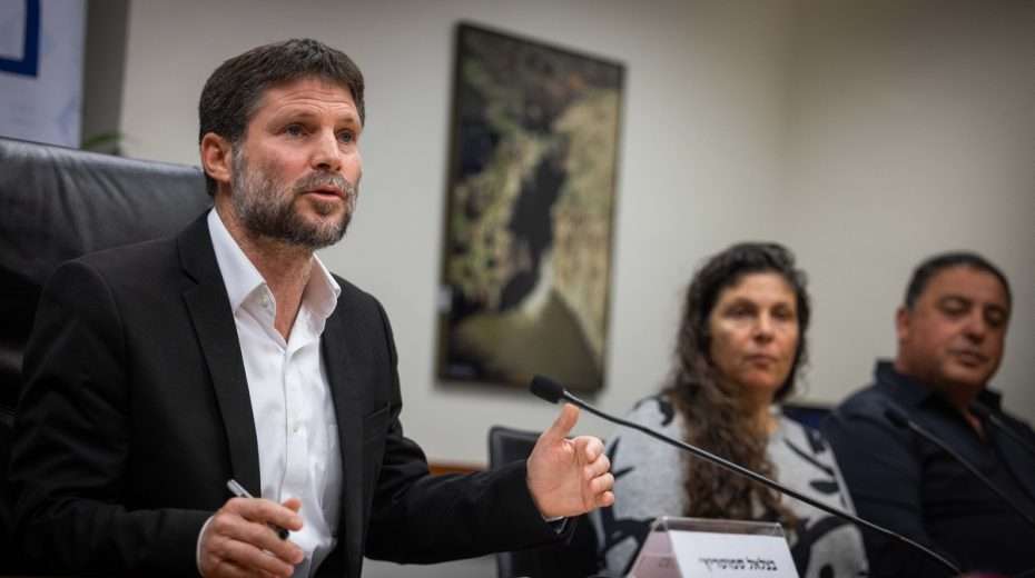 Finanzminister Bezalel Smotrich erklärt, wenn die Palästinensische Autonomiebehörde mit Israels Hilfe weiter existieren wolle, dann müsse sie sich wie ein Freund und nicht wie ein Feind verhalten