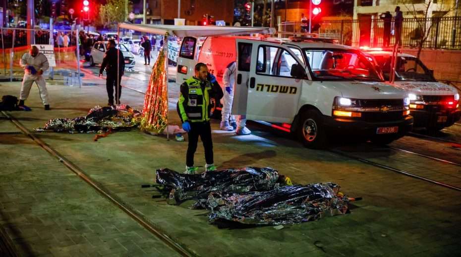 Leichensäcke liegen auf der Straße, nachdem ein palästinensischer Terrorist am Freitag Juden beim Verlassen einer Jerusalemer Synagoge ermordet hat.