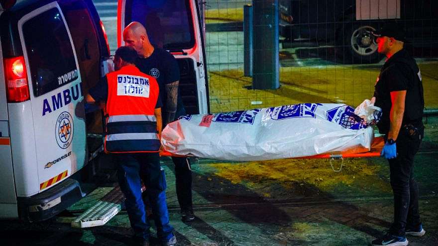 Israelische Sicherheits- und Rettungskräfte am Tatort des Terroranschlags auf eine Synagoge in Jerusalem, 27. Januar 2023