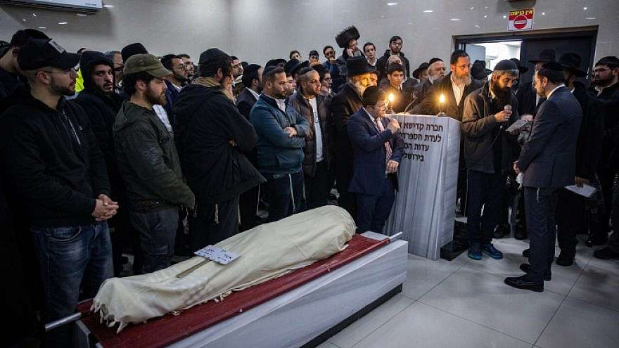 Familie und Freunde nehmen am 28. Januar 2023 auf dem Friedhof von Beit Shemesh an der Beerdigung des 14-jährigen Asher Natan teil, der am Freitagabend bei einem Terroranschlag im Jerusalemer Stadtteil Neve Yaakov getötet wurde.