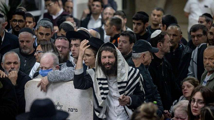 Trauernde nehmen an der Beerdigung von Eli und Natalie Mizrahi auf dem Friedhof von Beit Shemesh teil, die am Freitag, 28. Januar 2023, bei einem Schusswechsel im Jerusalemer Stadtteil Neve Ya'akov ermordet wurden.