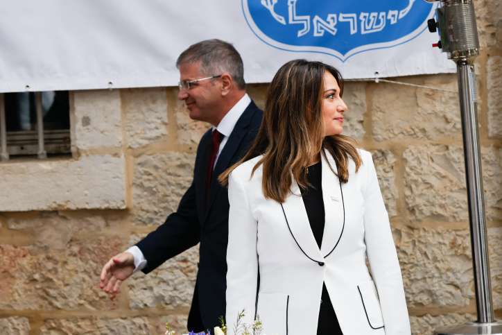 Der neue Bildungsminister Yoav Kish und die scheidende Ministerin Yifat Shasha Biton im Bildungsministerium