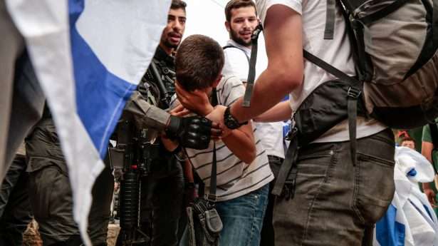 Israelische Demonstranten erhalten während des Fahnenmarsches zum Jerusalem-Tag in der Altstadt Hilfe von IDF-Soldaten.