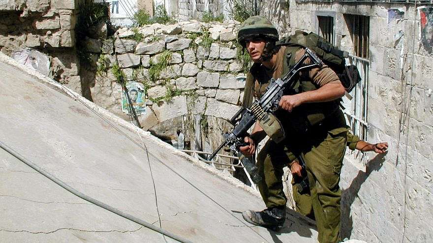 Ein israelischer Soldat in Dschenin im April 2002