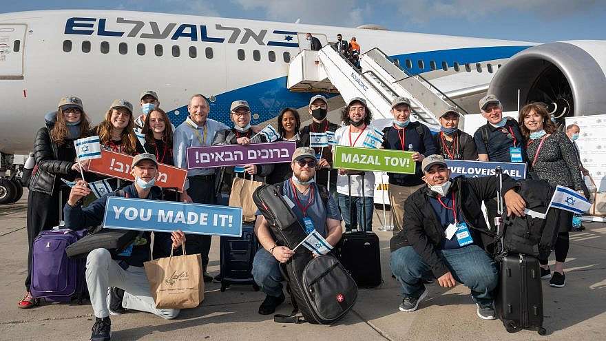 Die israelische Ministerin für Alijah und Integration, Pnina Tamano-Shata (hintere Reihe, siebte von rechts), begrüßt am 26. April 2021 neue Einwanderer aus Nordamerika am internationalen Flughafen Ben-Gurion.