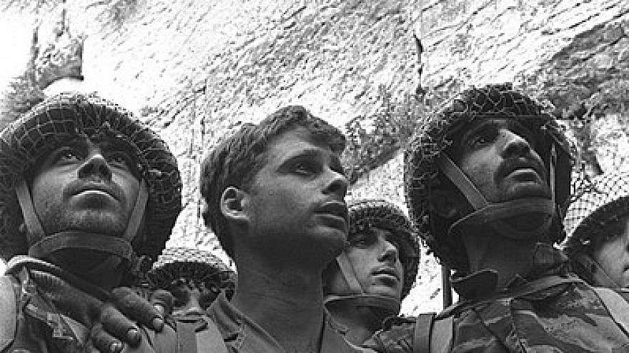 Israelische Fallschirmjäger stehen vor der Klagemauer in Jerusalem, nachdem sie Jerusalem im Sechstagekrieg zurückerobert haben, 7. Juni 1967