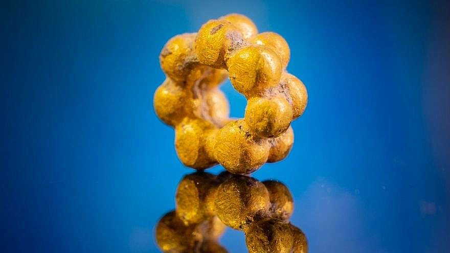 Diese seltene Goldperle, die mindestens 1 600 Jahre alt ist, wurde in der Erde eines römischen Bauwerks im Emek-Tzurim-Nationalpark in Jerusalem gefunden.
