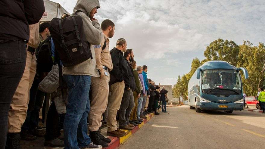 öffentlichen Verkehrsmittel in Israel. Fahrgäste warten am Bahnhof Beit Yehoshua auf den Bus nach Tel Aviv