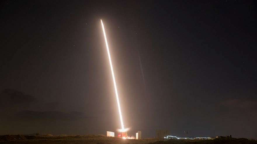 Eine Iron-Dome-Luftabwehrbatterie antwortet auf terroristischen Raketenbeschuss aus dem Gazastreifen.