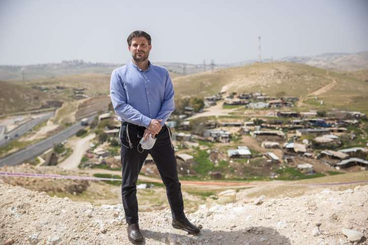Bezalel Smotrich steht über Khan al-Ahmar. Wird die illegale Siedlung die Regierung stürzen?
