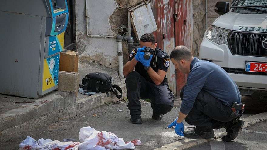 Polizei am Tatort einer Schießerei, verübt von einem 13-jährigen Jungen im Osten Jerusalems am 28. Januar 2023.