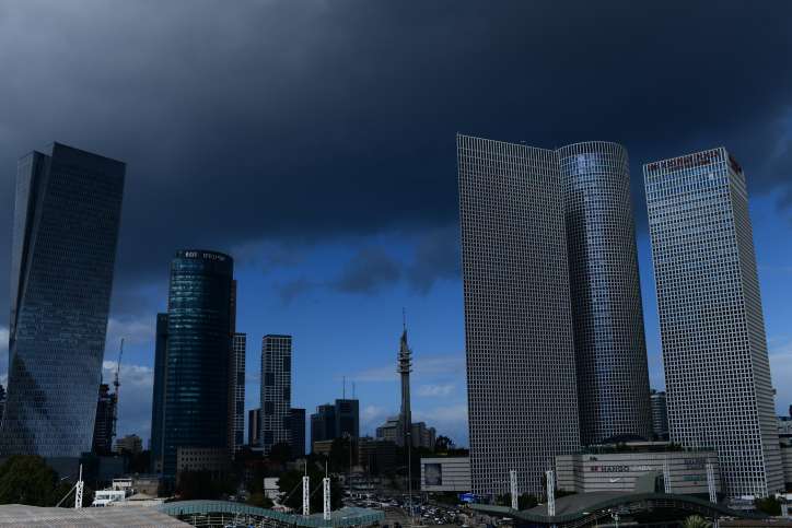 Winterwetter. Die Azrieli-Türme mit dunklen Wolken in Tel Aviv, 7. Februar 2023. Das Wetter in ISrael spielt verrückt.