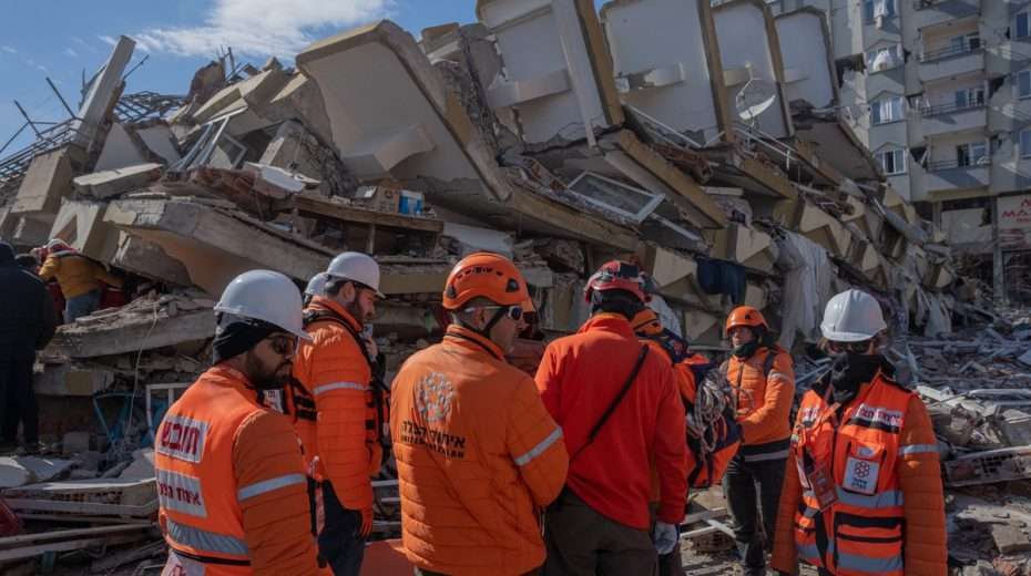 Israelische Rettungskräfte untersuchen ein eingestürztes Gebäude in der Südtürkei nach dem verheerenden Erdbeben.