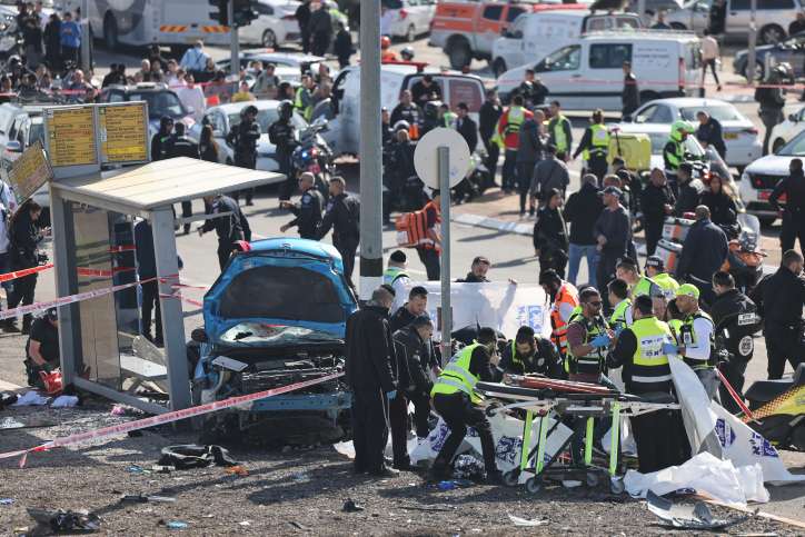 Rettungskräfte und Polizei am Tatort des Terroranschlags an der Ramot-Kreuzung in Jerusalem am 10. Februar 2023.