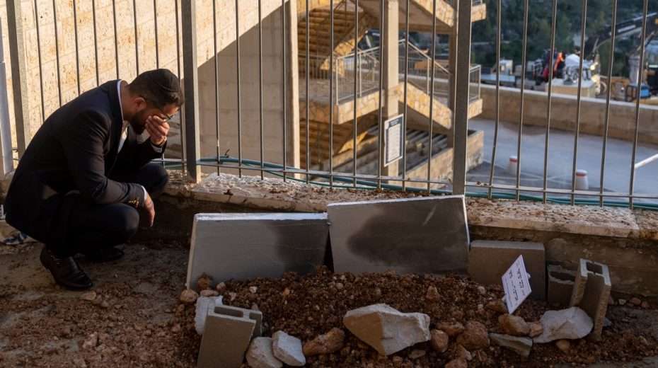 Ein Familienmitglied weint über das frische Grab des 6-jährigen Yaakov Paley, der nach einem terroristischen Autoanschlag in Jerusalem gemäß dem jüdischen Gesetz vor dem Schabbat beerdigt wurde.