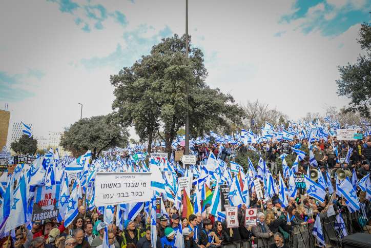 Proteste in Israel: Zehntausende demonstrieren vor dem israelischen Parlament in Jerusalem gegen die Justizreform.