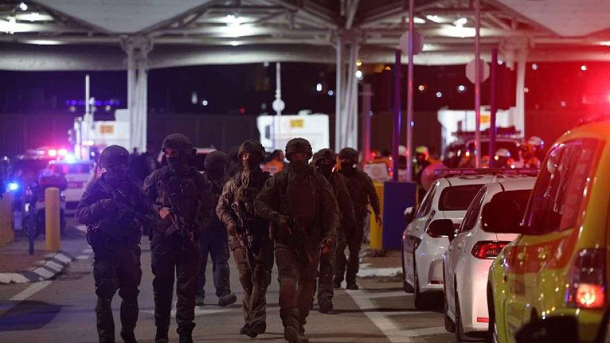 Ein Grenzpolizist wird bei einem Messerangriff am Shuafat-Kontrollpunkt im Nordosten Jerusalems schwer verletzt und stirbt später im Krankenhaus, 13. Februar 2023