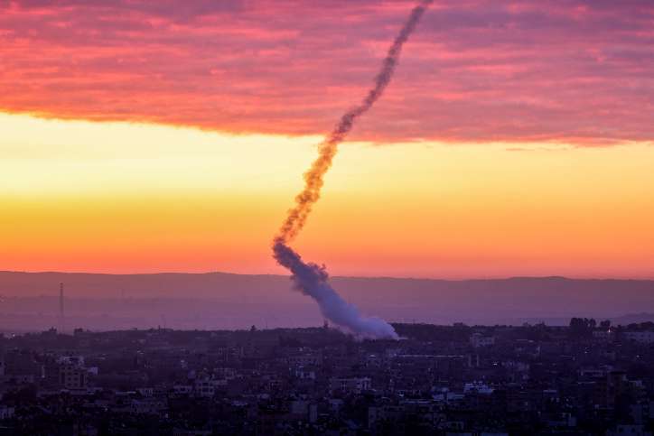 Rauchschwaden sind zu sehen, als am 23. Februar 2023 in Gaza-Stadt Raketen aus dem Gazastreifen auf Israel abgefeuert werden.