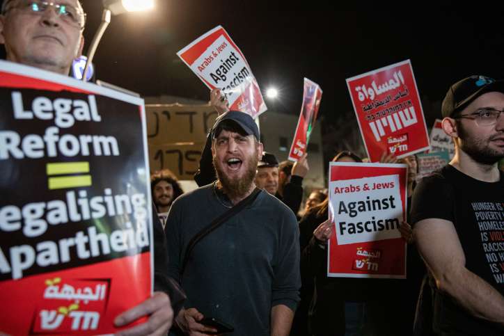 Linke Aktivisten protestieren am 27. Februar 2023 gegen die Ereignisse der letzten Nacht in Hawara