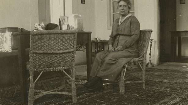 Henrietta Szold zu Hause, Jerusalem, um 1922,(Wiki Commons)