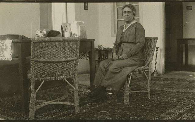 Henrietta Szold zu Hause, Jerusalem, um 1922,(Wiki Commons)