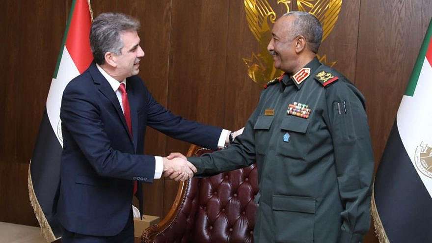 Israels Außenminister Eli Cohen schüttelt dem sudanesischen Staatschef General Abdel-Fattah Al-Burhan am 2. Februar 2023 in Khartum die Hand.