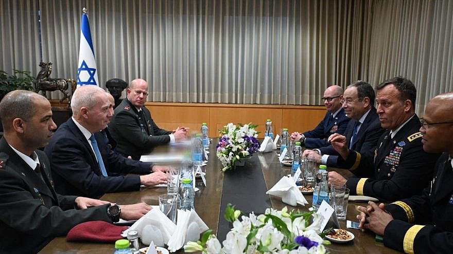 Der israelische Verteidigungsminister Yoav Gallant trifft sich mit dem Chef des U.S. Central Command (CENTCOM), General Michael Kurilla, im militärischen Hauptquartier in Tel Aviv, 16. Januar 2023.