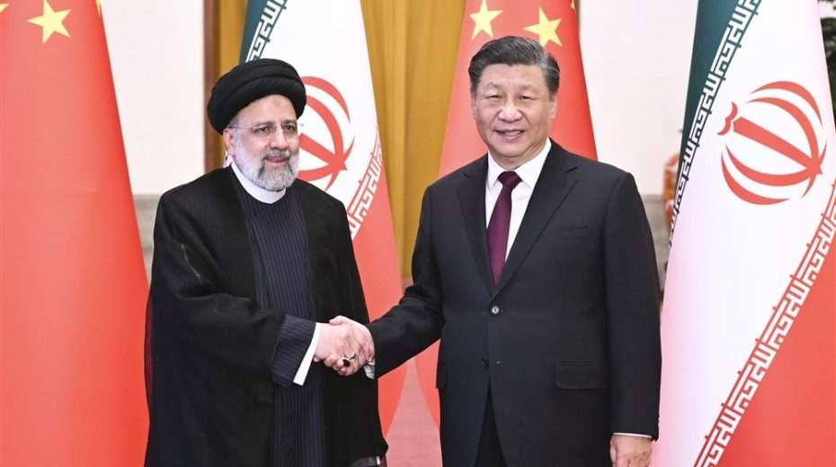 Der chinesische Präsident Xi Jinping (R) empfängt den iranischen Präsidenten Ebrahim Raisi (L) vor ihren Gesprächen in der Großen Halle des Volkes in Peking, China, 14. Februar 2023.