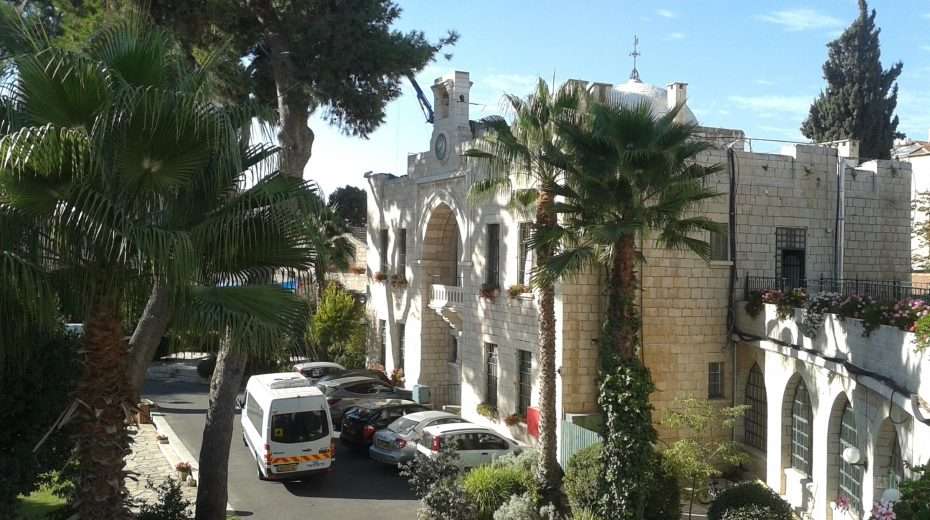 Der Eingang zum Gebäude der Anglican International School in Jerusalem, wo der Herr Rosemary in den Dienst führte