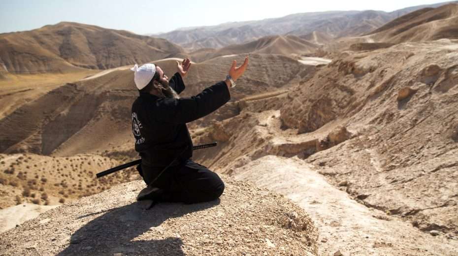 gebete. Ein moderner Israelit in denselben judäischen Hügeln und Tälern, in denen die einstigen verzweifelten Siege stattfanden.