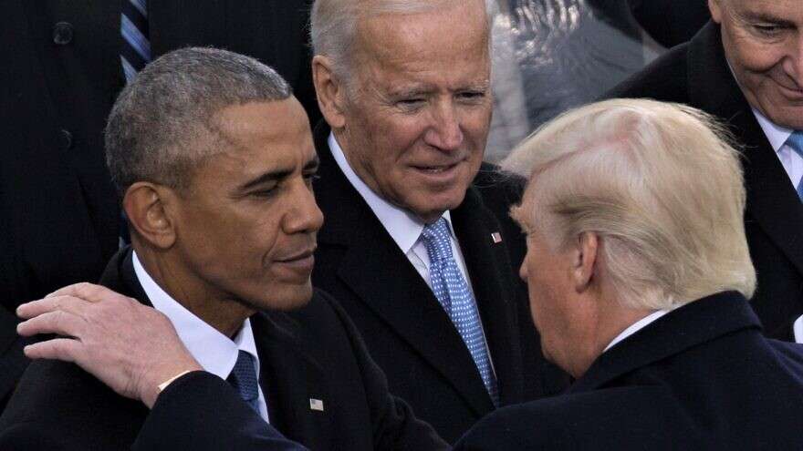 Amerika. US-Präsident Donald Trump schüttelt dem 44. Präsidenten der Vereinigten Staaten, Barack Obama, und dem scheidenden Vizepräsidenten Joe Biden während der 58. Amtseinführung des Präsidenten im US-Kapitolgebäude in Washington, D.C., am 20. Januar 2017 die Hand.