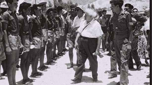 David Ben Gurion besucht den Kibbutz Beer Ora. 1957