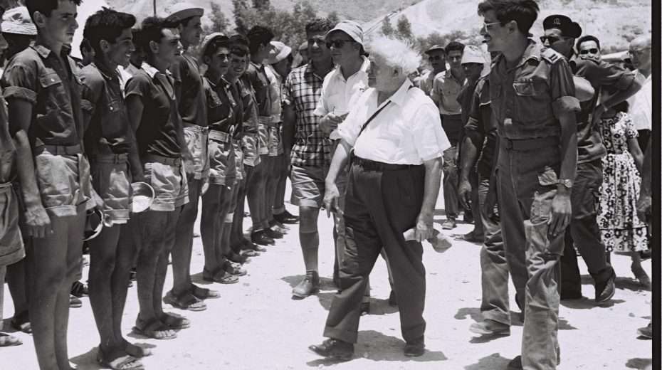 David Ben Gurion besucht den Kibbutz Beer Ora. 1957