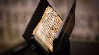 Gebet für Israel. Ein 1.200 Jahre altes jüdisches Gebetbuch (Siddur) wird im Bible Lands Museum in Jerusalem ausgestellt.