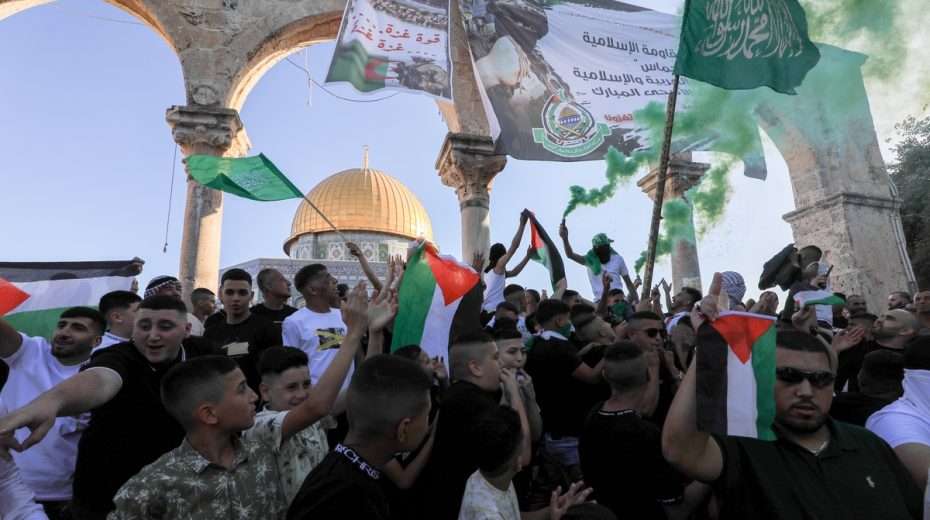 Hamas-Anhänger randalieren auf dem Tempelberg bei früheren Unruhen an der heiligsten Stätte des Judentums.