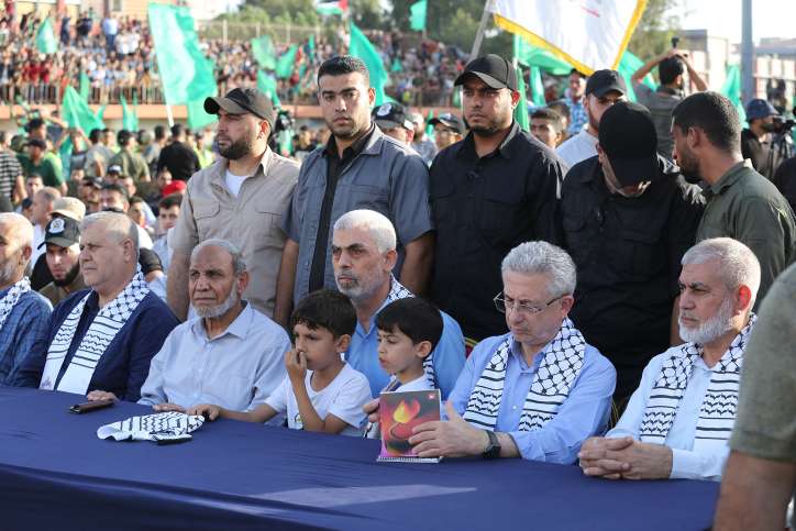 Yehya Sinwar, Führer der Palästinensischen Islamischen Bewegung Hamas im Gazastreifen, und Hamas-Funktionäre nehmen an einer Kundgebung der Hamas-Bewegung in Gaza-Stadt am 1. Oktober 2022 teil.