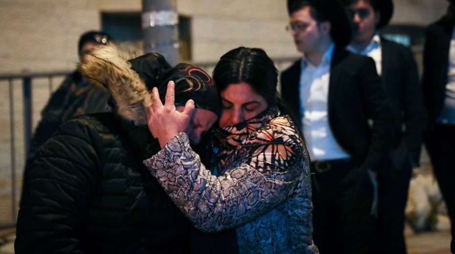 Familie und Freunde tragen Yaakov und Asher Paley, Brüder im Alter von 5 und 7 Jahren, nach dem Autoanschlag vom 10. Februar in Jerusalem zu Grabe. Der Vater der Jungen erfuhr erst drei Wochen später von ihrem Tod, nachdem er aus dem Koma erwacht war.