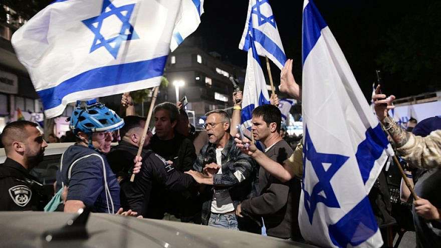 Polizisten stehen Wache, während Israelis vor einem Friseursalon in Tel Aviv gegen die Ehefrau von Premierminister Benjamin Netanjahu, Sara Netanjahu, demonstrieren