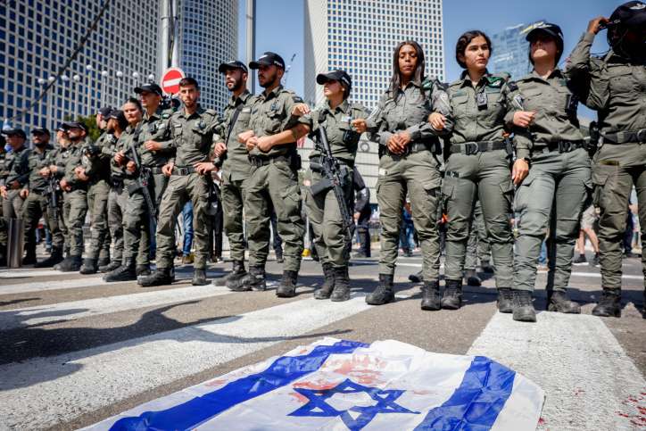 Einige Israelis verweigern den Wehrdienst, andere verteidigen das Land. Feinde