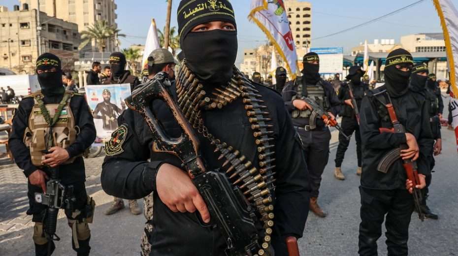 Schwer bewaffnete Terroristen des Islamischen Dschihad marschieren durch die Straßen von Gaza.