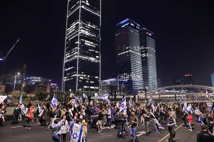 Truppe. Israelis protestieren am 4. März 2023 in Tel Aviv gegen die von der israelischen Regierung geplante Reform der Justiz.