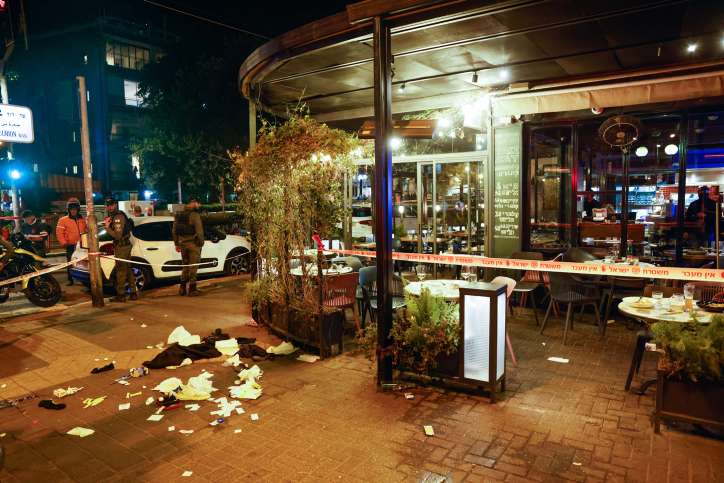 Polizei und Rettungskräfte am Tatort des Terroranschlags in der Dizengoff-Straße im Zentrum Tel Avivs, 9. März 2023. Terroranschlag in Tel Aviv