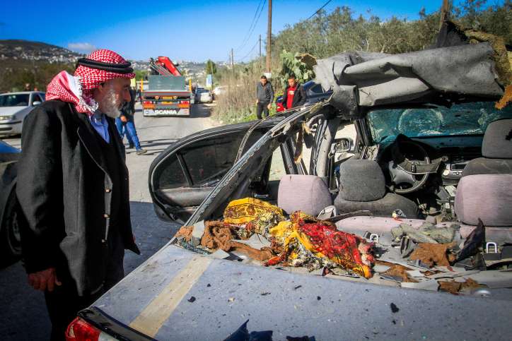 Palästinenser inspizieren das Auto, in dem drei Terroristen von israelischen Sicherheitskräften getötet wurden