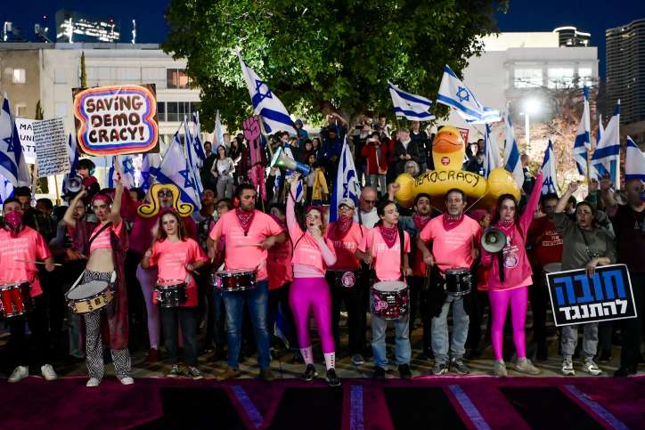 Israelis protestieren am 11. März 2023 in Tel Aviv gegen die von der israelischen Regierung geplante Reform der Justiz. Rechtsreformen