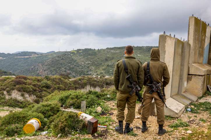 Israelische Soldaten bewachen die Grenze zwischen Libanon und Israel im Norden Israels
