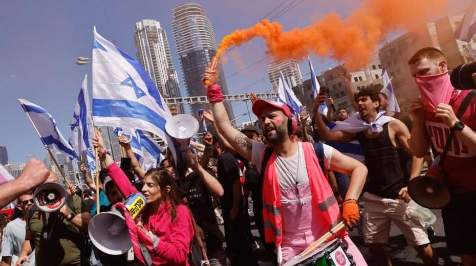 Israel. Historisch gesehen waren die Israelis schon immer ihre eigenen schlimmsten Feinde, die sich routinemäßig gegeneinander wenden, wenn ihre äußeren Feinde sich zum Angriff rüsten.
