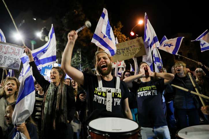 Demokratie. Israelis protestieren am 23. März 2023 in der Nähe des Amtssitzes des Premierministers in Jerusalem gegen die von der israelischen Regierung geplante Reform der Justiz.