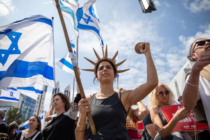 Israelis protestieren am 27. März 2023 in Haifa gegen die von der israelischen Regierung geplanten Rechtsreformen.